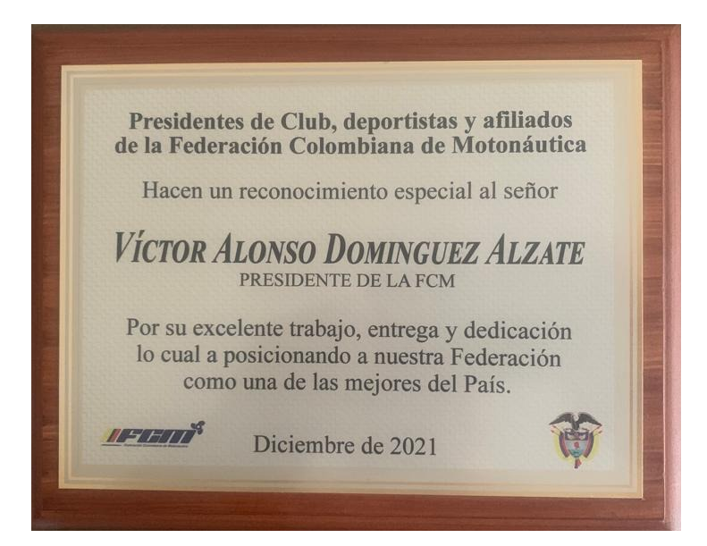 Placa de reconocimiento entrego presidente de Club Náutico Bogotá Federico Quintero a presidente de la Federacion colombiana de Motonautica Víctor Domínguez.  